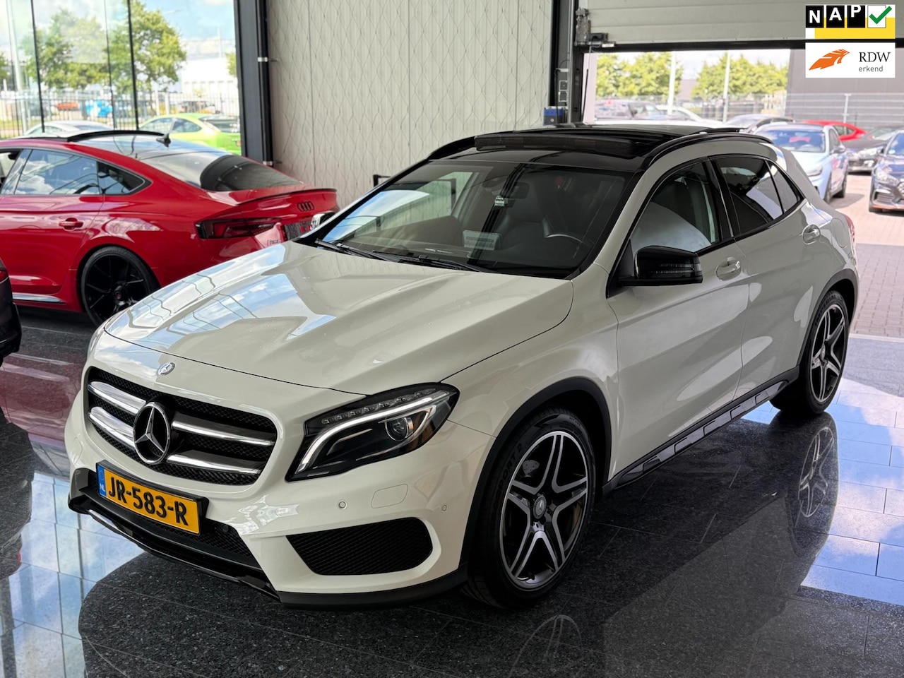 Mercedes-Benz GLA-Klasse - 180 Ambition AMG wit pano Nap - AutoWereld.nl