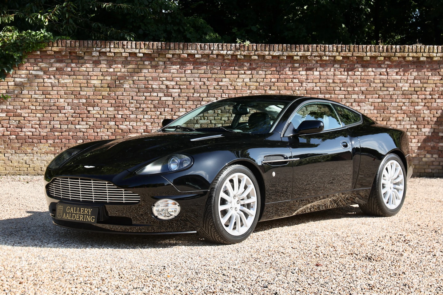 Aston Martin V12 Vanquish - "Low mileage" Executed in deep "Bowland Black over Charcoal" interior with alloy veneer, A - AutoWereld.nl