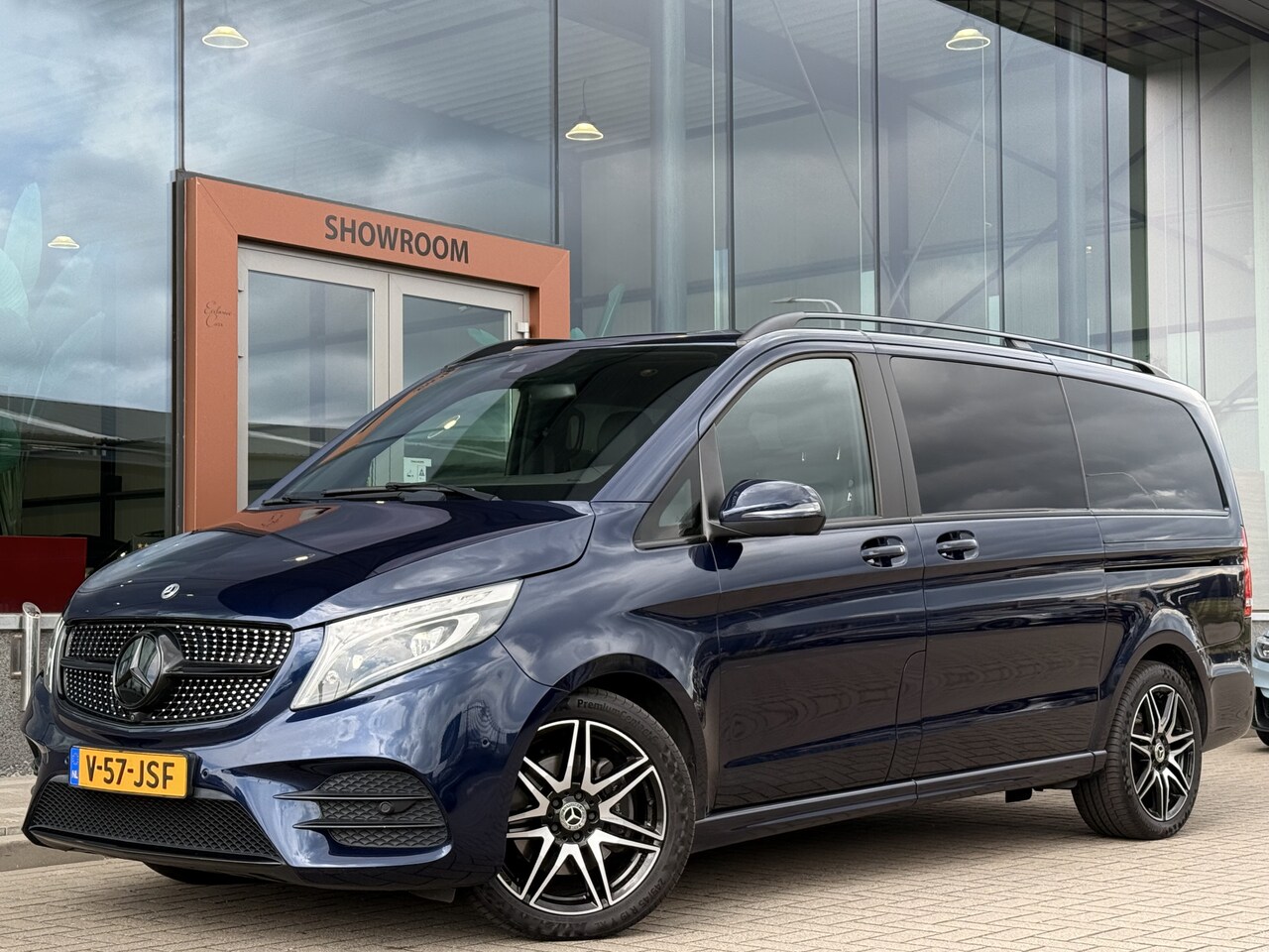 Mercedes-Benz V-klasse - 300d Lang DC | AMG | Burmester | 360 Camera | Leder | Stoelverwarming | EL. Schuifdeuren - AutoWereld.nl