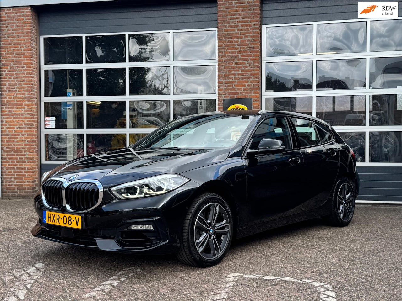 BMW 1-serie - 118i High Executive 118i High Executive, navi, camera, sportleder, adapt cruise, led, 2 x PDC - AutoWereld.nl