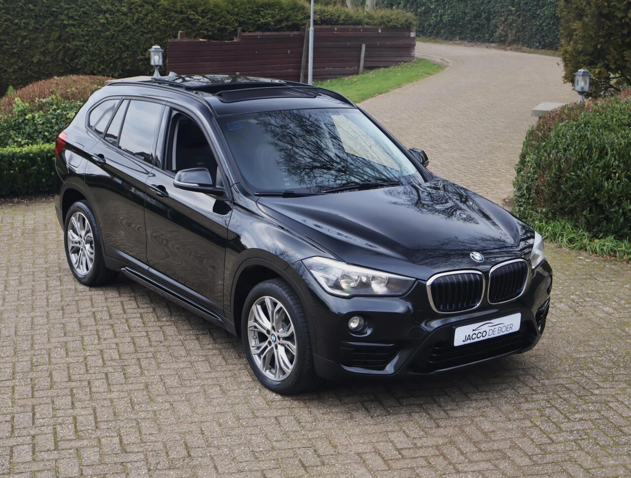 BMW X1 - SDrive18i SportLine Panodak/Navi/Stoelverw/Sportstoelen/HarmanKardon - AutoWereld.nl