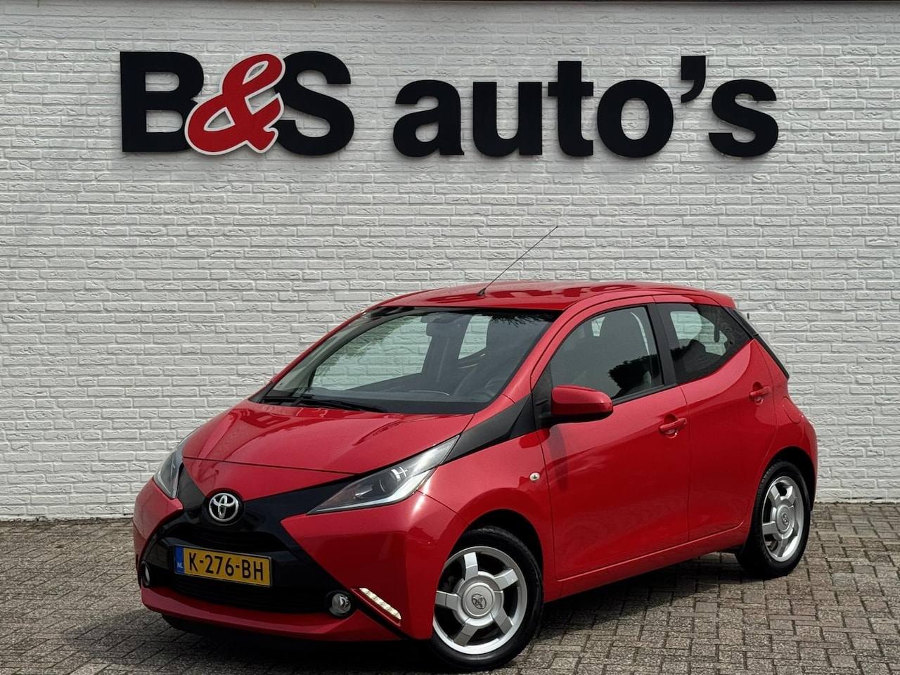 Toyota Aygo - 1.0 VVT-i x-play Airco Achteruitrijcamera Multimedia Bleutooth 15" Lichtmetalen velgen - AutoWereld.nl