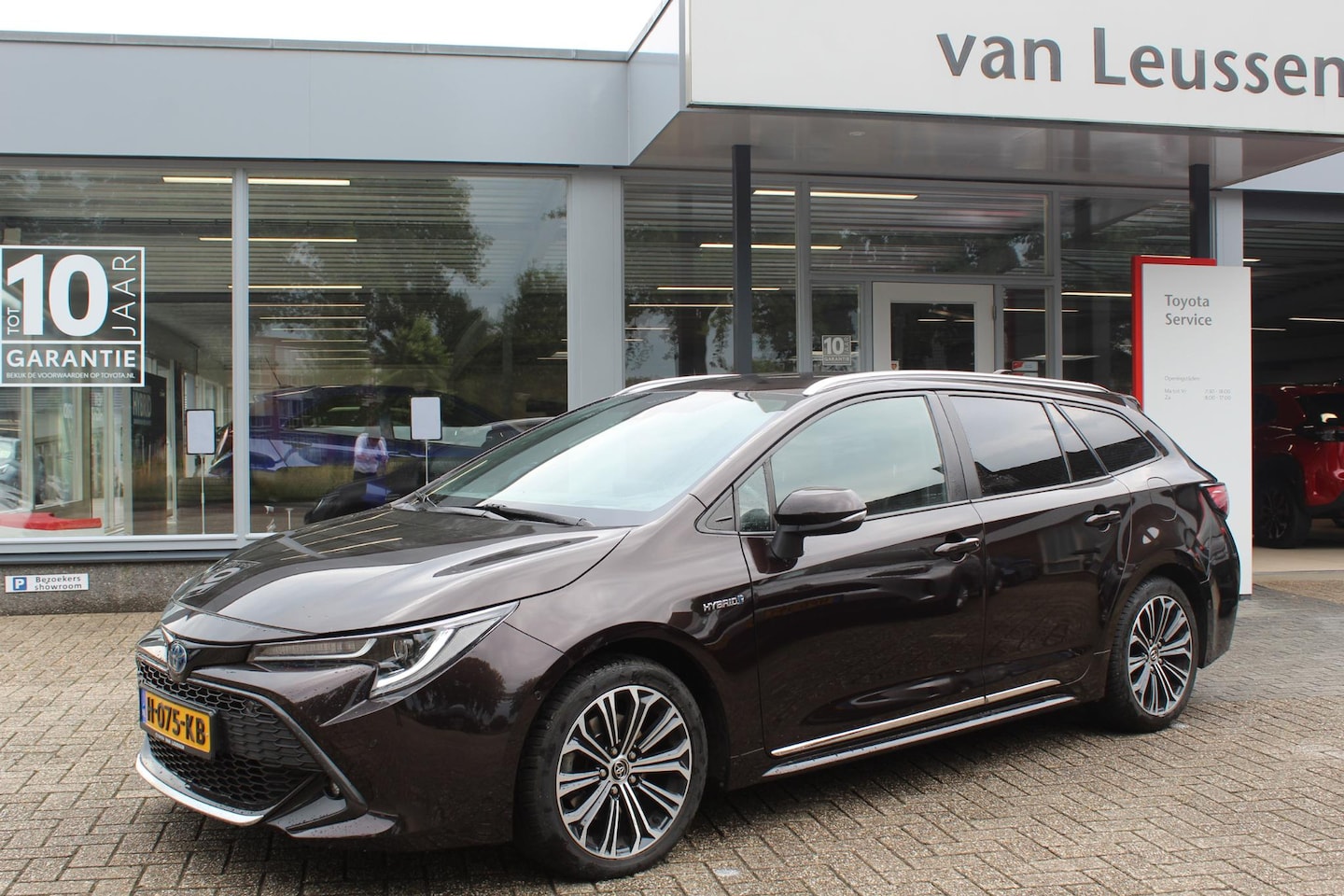 Toyota Corolla Touring Sports - 2.0 Hybrid STYLE LED SENSOREN V+A HEAD-UP DISPLAY KEYLESS STOELVERW. AD-CRUISE TREKHAAK NA - AutoWereld.nl
