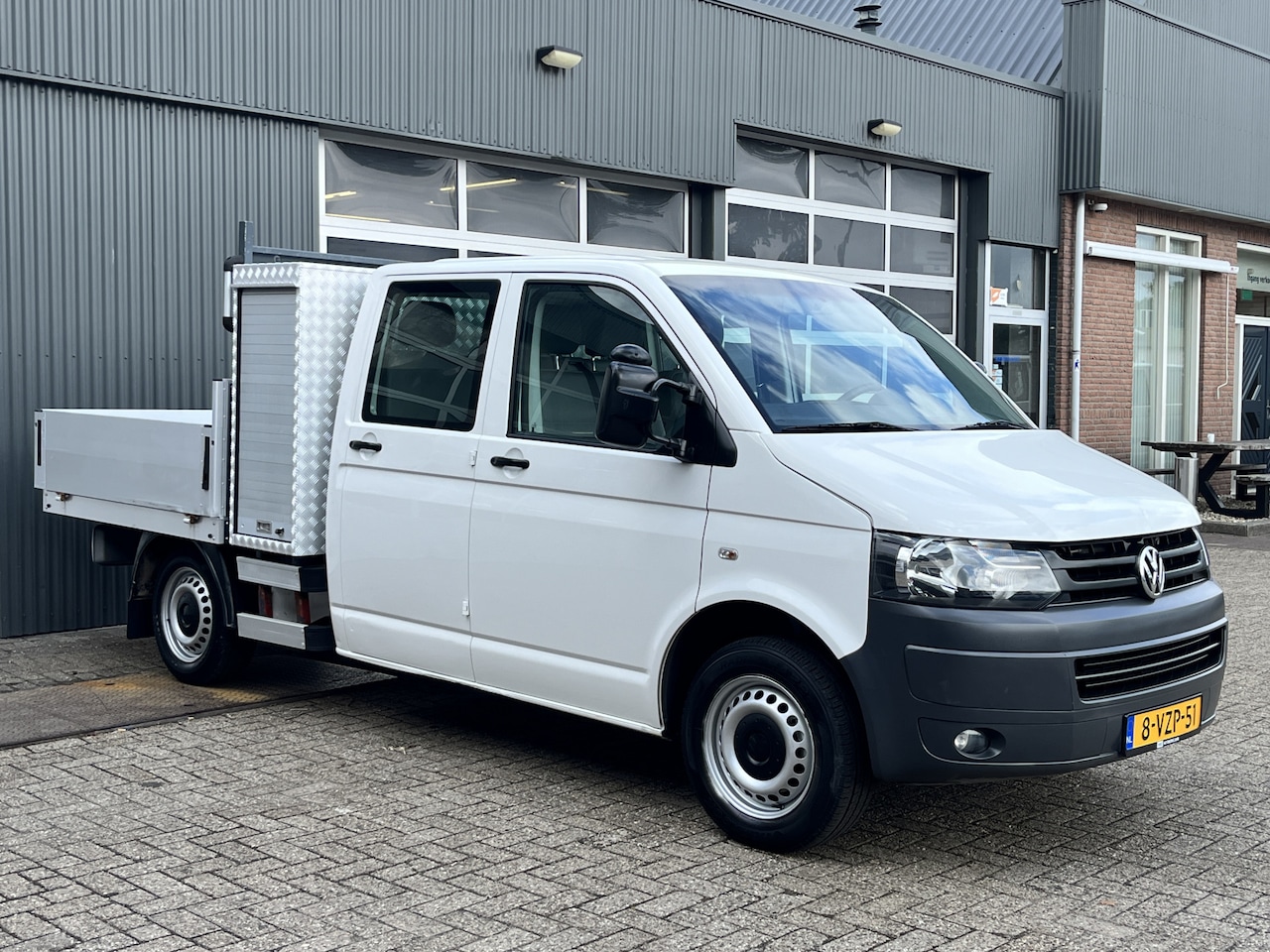 Volkswagen Transporter - 2.0 L2H1 DC Benzine Open laadbak Airco Trekhaak 2000kg trekgewicht Pick-up Elektrische ram - AutoWereld.nl