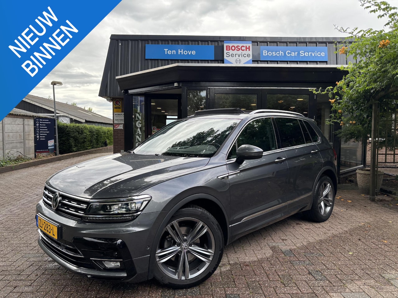 Volkswagen Tiguan - 1.5 TSI DSG R-line Pano Digitaal dashboard trekhaa - AutoWereld.nl