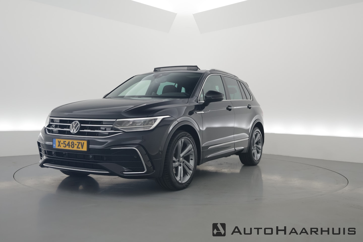 Volkswagen Tiguan - 1.5 TSI R-Line DSG | Pano | Elek. Trekhaak | Camera | Stoel- Stuurverw. | Keyless | Navi - AutoWereld.nl