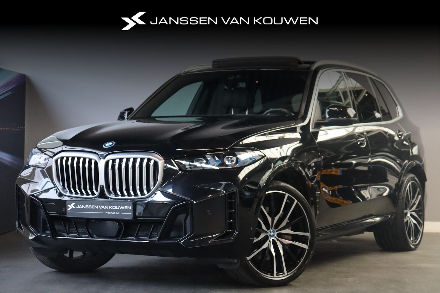 BMW X5 - xDrive50e M Sport Sky Lounge Panoramadak Head Up Harman Kardon 22" - AutoWereld.nl