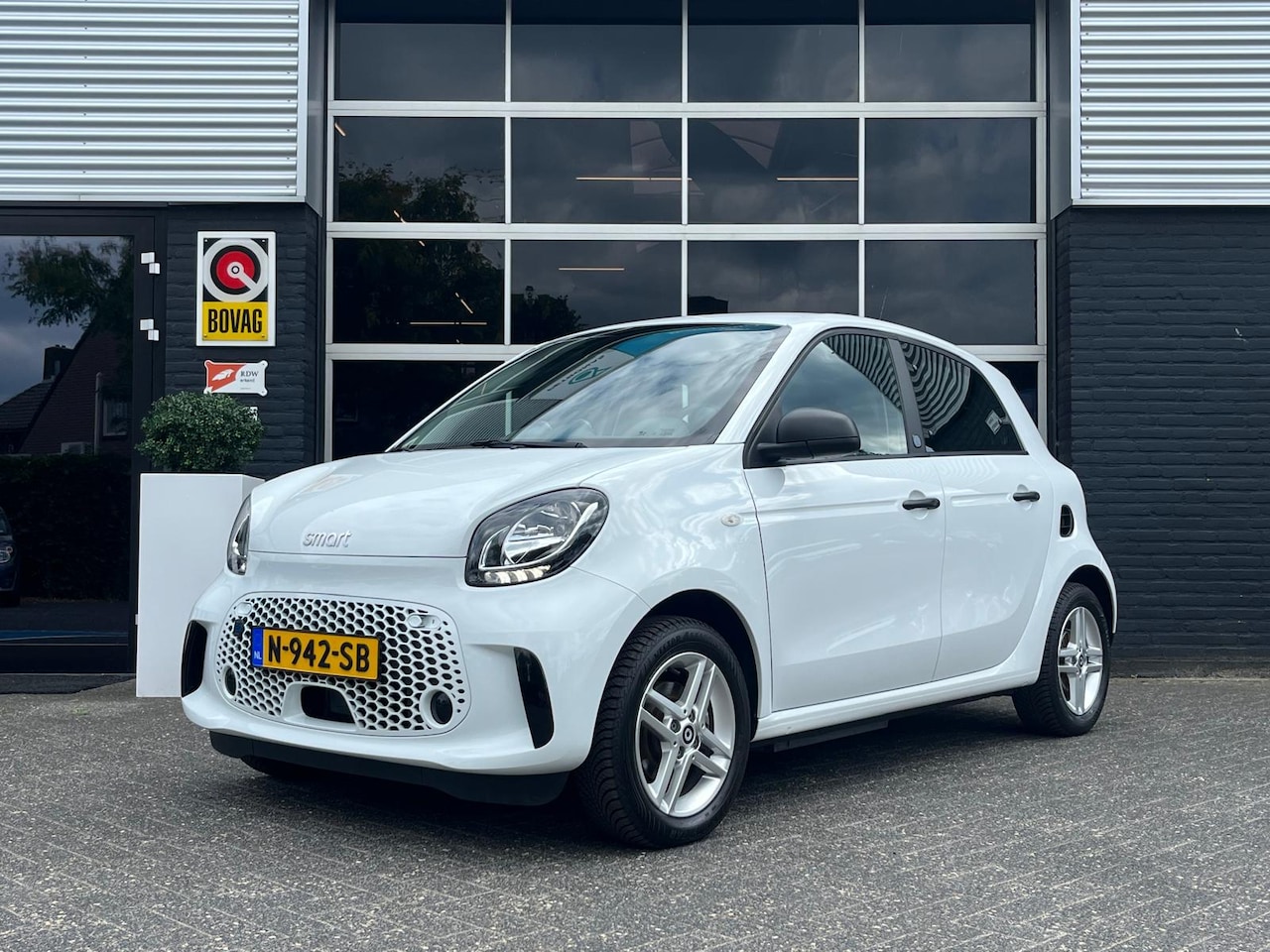 Smart Forfour - EQ Essential 18 kWh, Automaat, Airco, Cruise, Leder, NAP - AutoWereld.nl