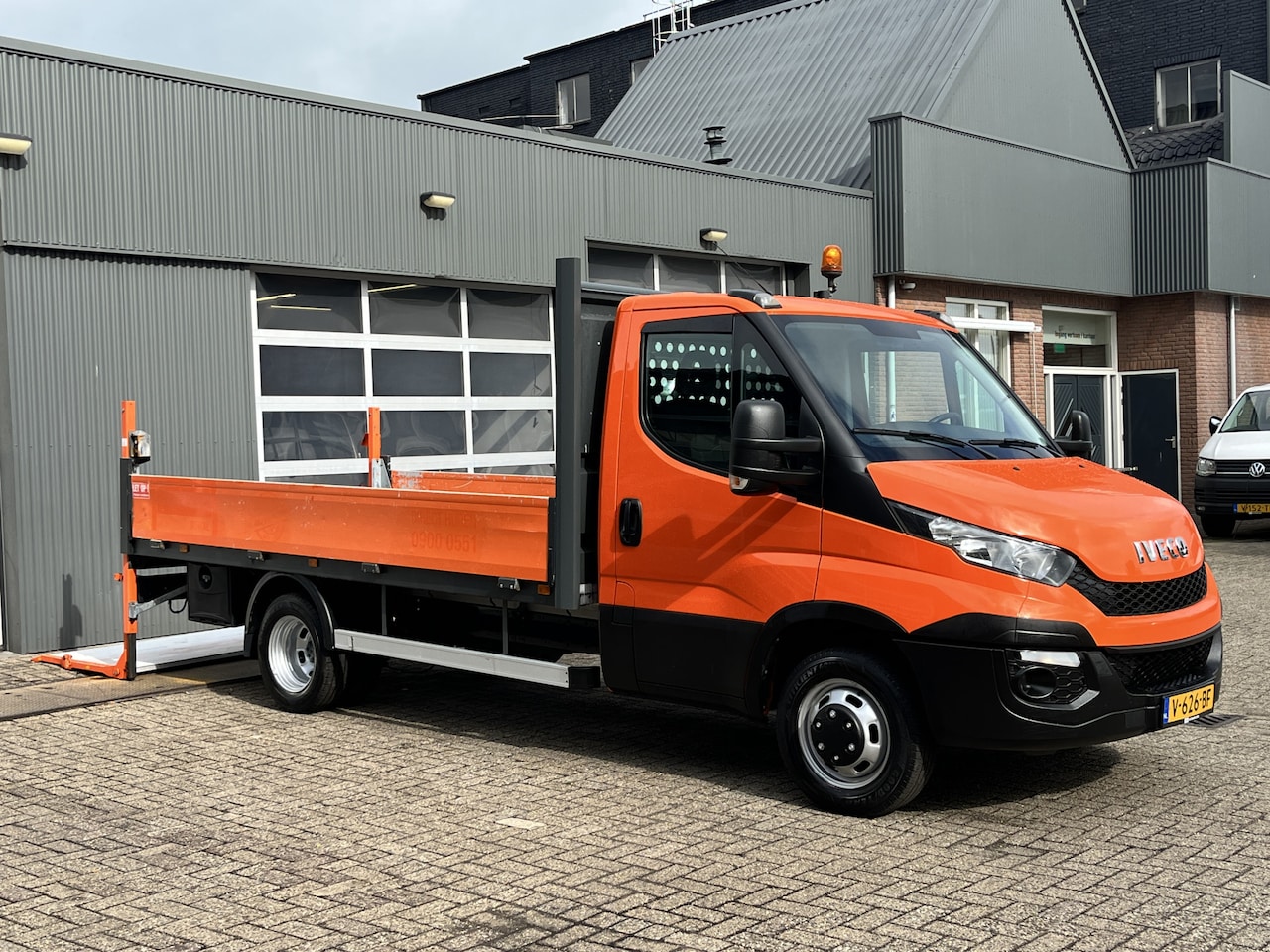 Iveco Daily - 35C15 Trekhaak 3500kg Laadklep 500kg Navigatie Open laadbak Pick-up Euro 5 Bpm vrij Bakwag - AutoWereld.nl