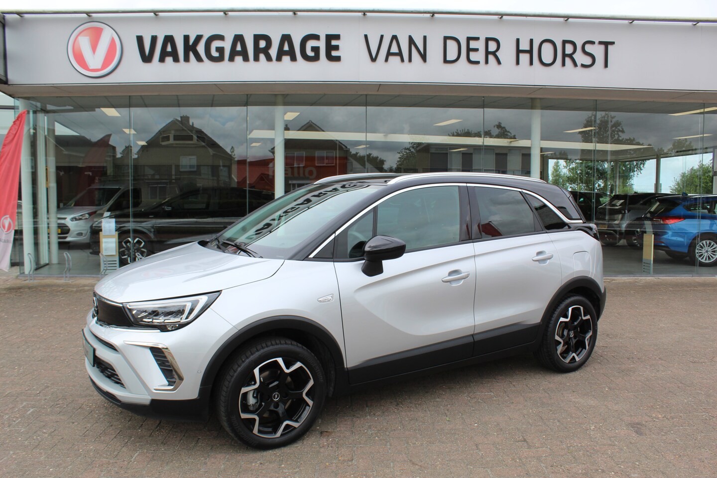 Opel Crossland - 1.2-110pk Turbo 'Elegance'. Mooie en luxe hoogzitter met weinig km's ! Volautm. airco dual - AutoWereld.nl