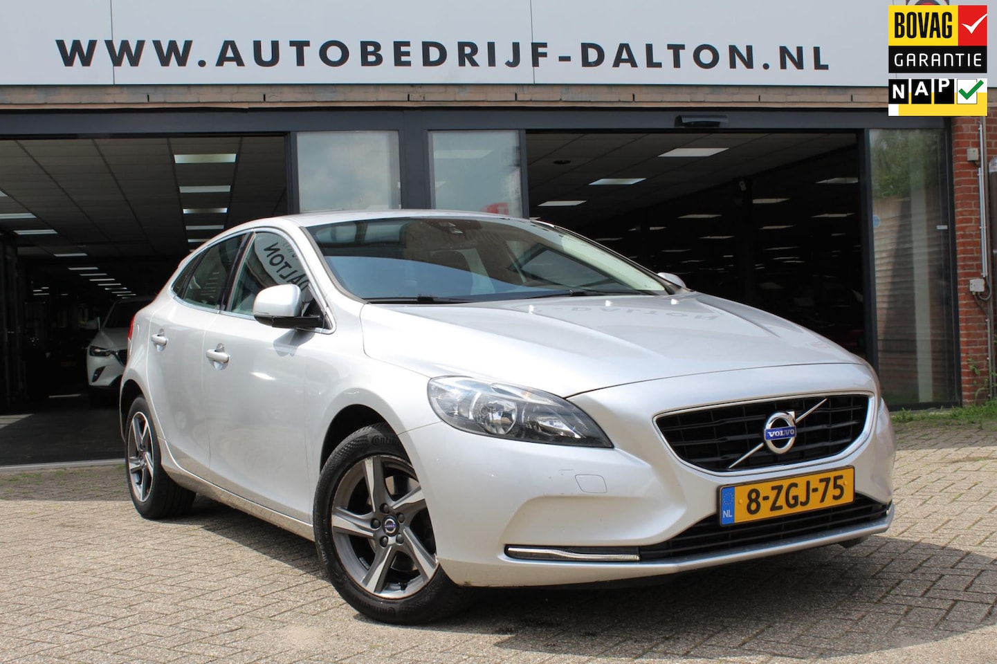 Volvo V40 - 1.6 T3 150 PK 5 DEURS Momentum AFN. TREKHAAK / NAVIGATIE / AIRCO (ECC) / CRUISE / PDC - AutoWereld.nl