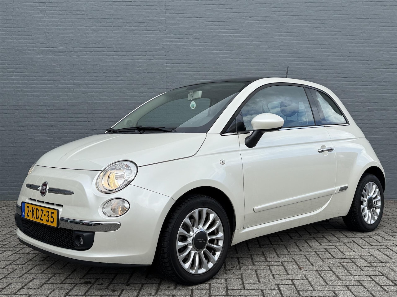 Fiat 500 - 1.0 65pk Twinair Lounge | Panoramadak | All Season Banden | 15 inch Lichtmetalen Velgen - AutoWereld.nl