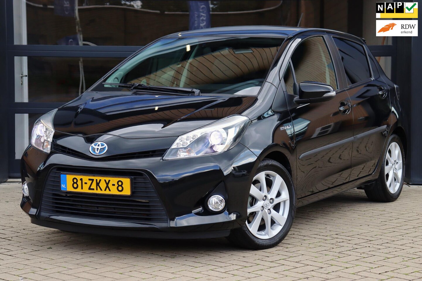 Toyota Yaris - 1.5 Full Hybrid Dynamic | 1e Eigenaar | Panoramadak | Navigatie | Camera | 100% Onderhoude - AutoWereld.nl