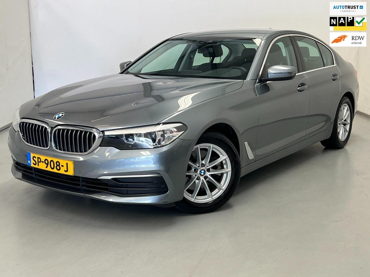 BMW 5-serie - 520i / NL-auto / Trekhaak / Stoelverwarming - AutoWereld.nl