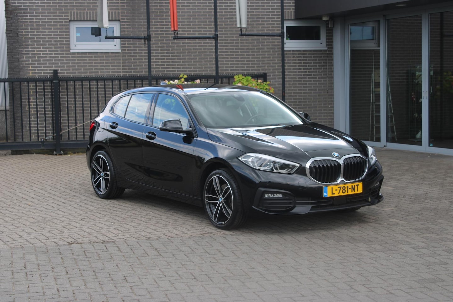 BMW 1-serie - 116i Business Edition 18 inch/navi/Led/NL Auto - AutoWereld.nl