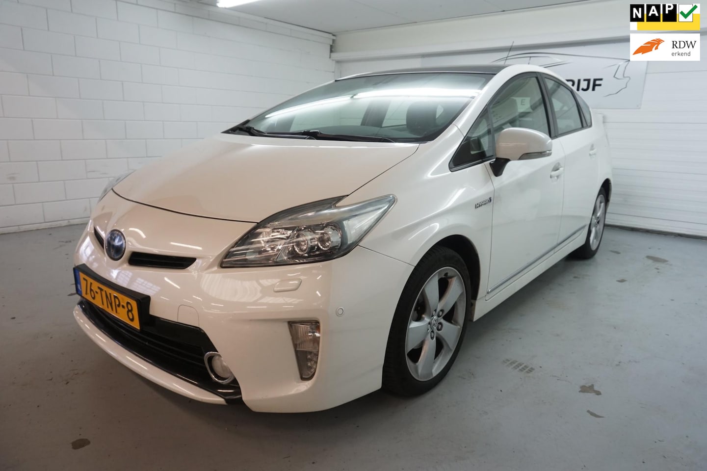 Toyota Prius - 1.8 Executive Business / SOLAR DAK /JBL/ PANO / NAVI / NAP - AutoWereld.nl
