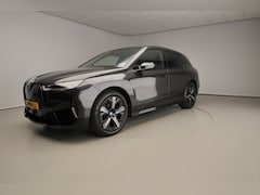 BMW iX - xDrive40 | Sportpakket | Laserlicht | Navigatie | Schuifdak | Trekhaak | Keyles go | DAB |