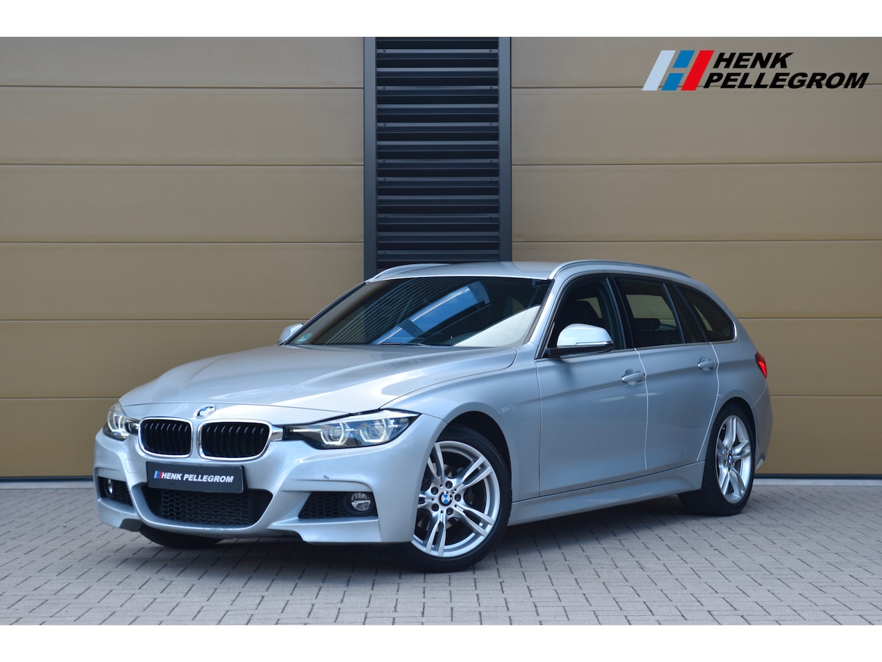 BMW 3-serie Touring - 318i * M Sportpakket * Trekhaak * Navigatie Professional * Leder * LED * - AutoWereld.nl