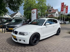 BMW 1-serie - 118I SPORT 143PK 3-DEURS / STOELVERW. / TREKHAAK / AIRCO-ECC