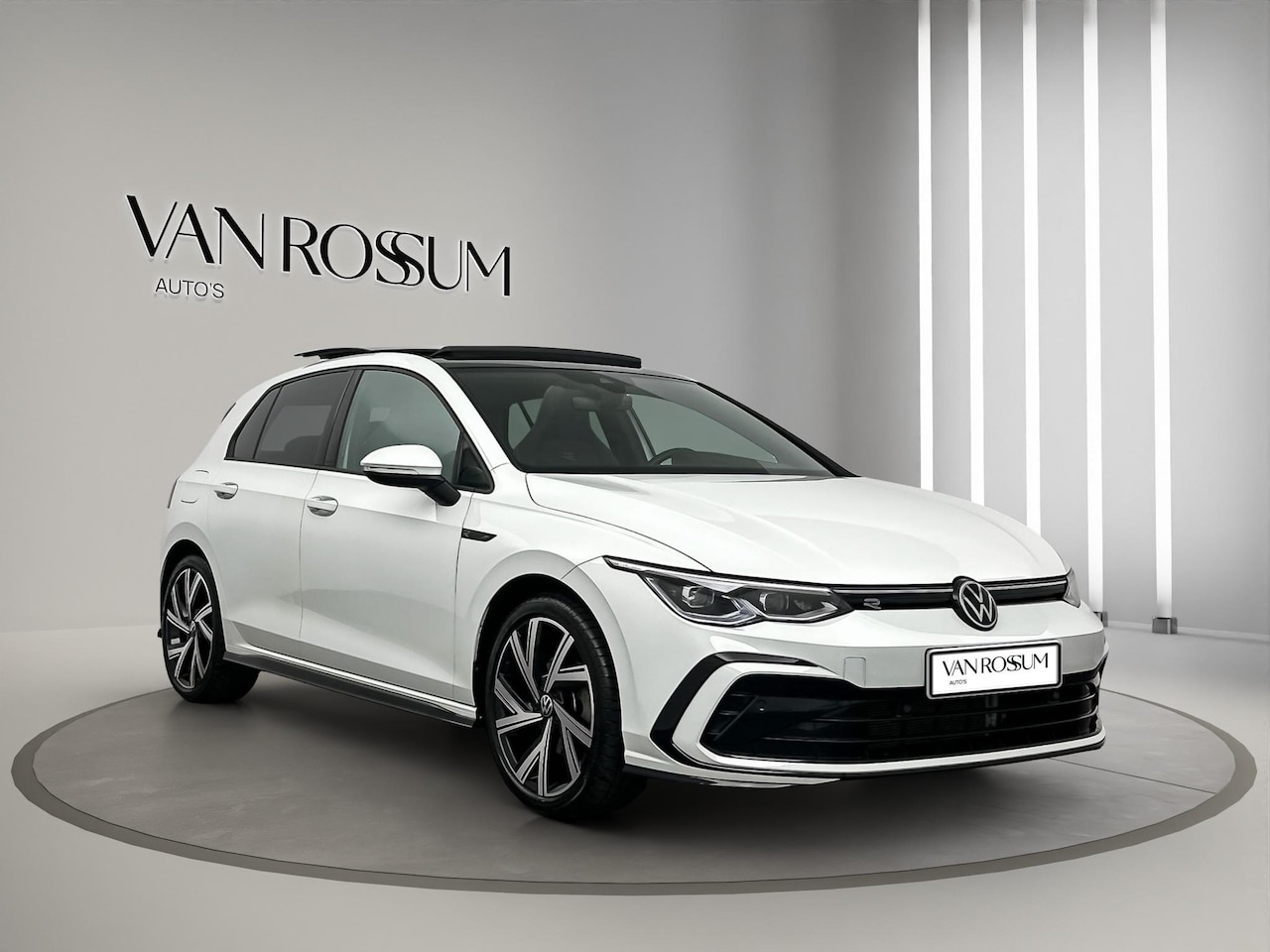 Volkswagen Golf - 1.5 eTSI R-Line Pano ACC IQ Camera Sfeer - AutoWereld.nl