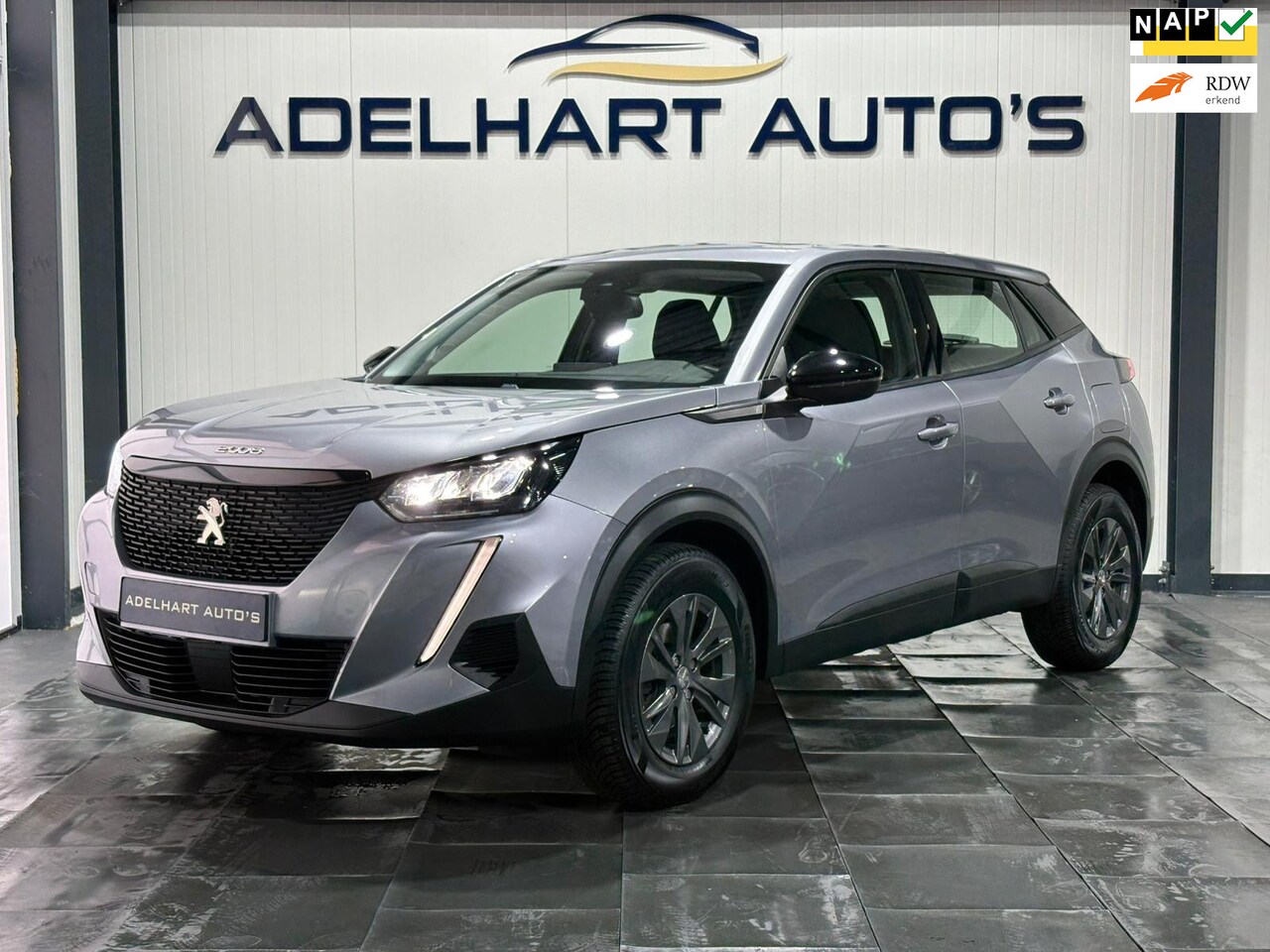 Peugeot 2008 - 1.2 PureTech Active Pack Automaat / Navigatie full map / Cruise control / Climate control - AutoWereld.nl