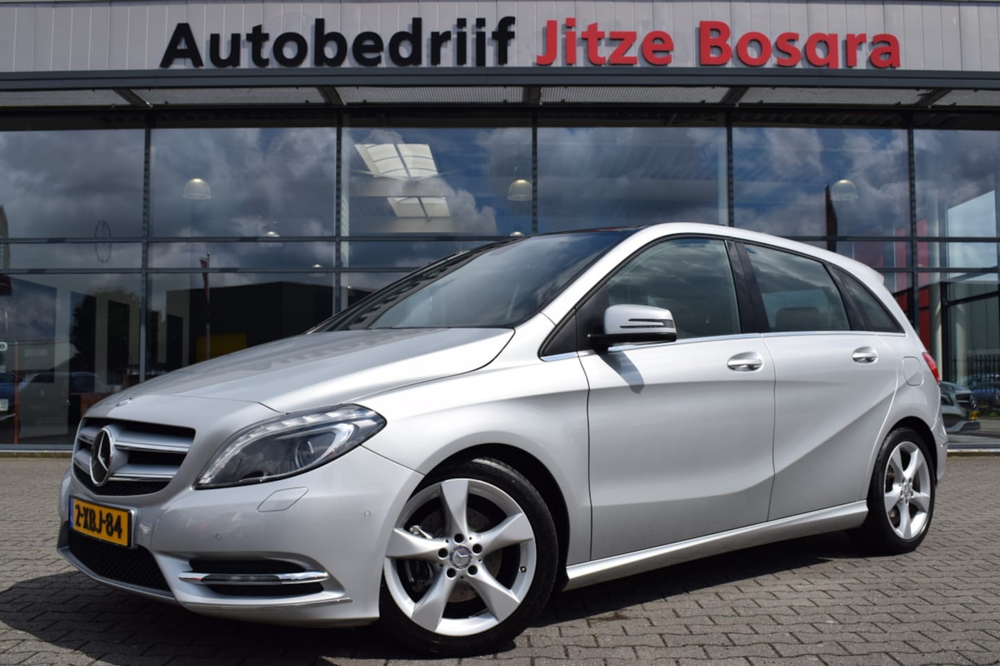 Mercedes-Benz B-klasse - 180 Automaat Ambition Half Leder | Panoramadak | Bi-Xenon | Full Map Navi | 17 Inch LMV - AutoWereld.nl