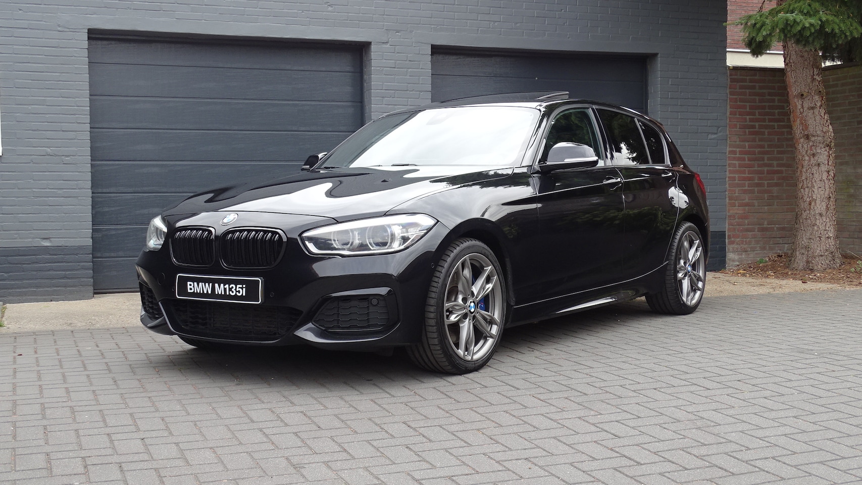 BMW 1-serie - M135i xDrive 5DR Xdrive AUT 2016 Zwart Zeer mooi!! Inruil oldtimer (liefst BMW) bespreekbaar - AutoWereld.nl