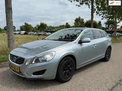 Volvo V60 - 2.4 D6 AWD Plug-In Hybrid Pure Limited Lees Tekst