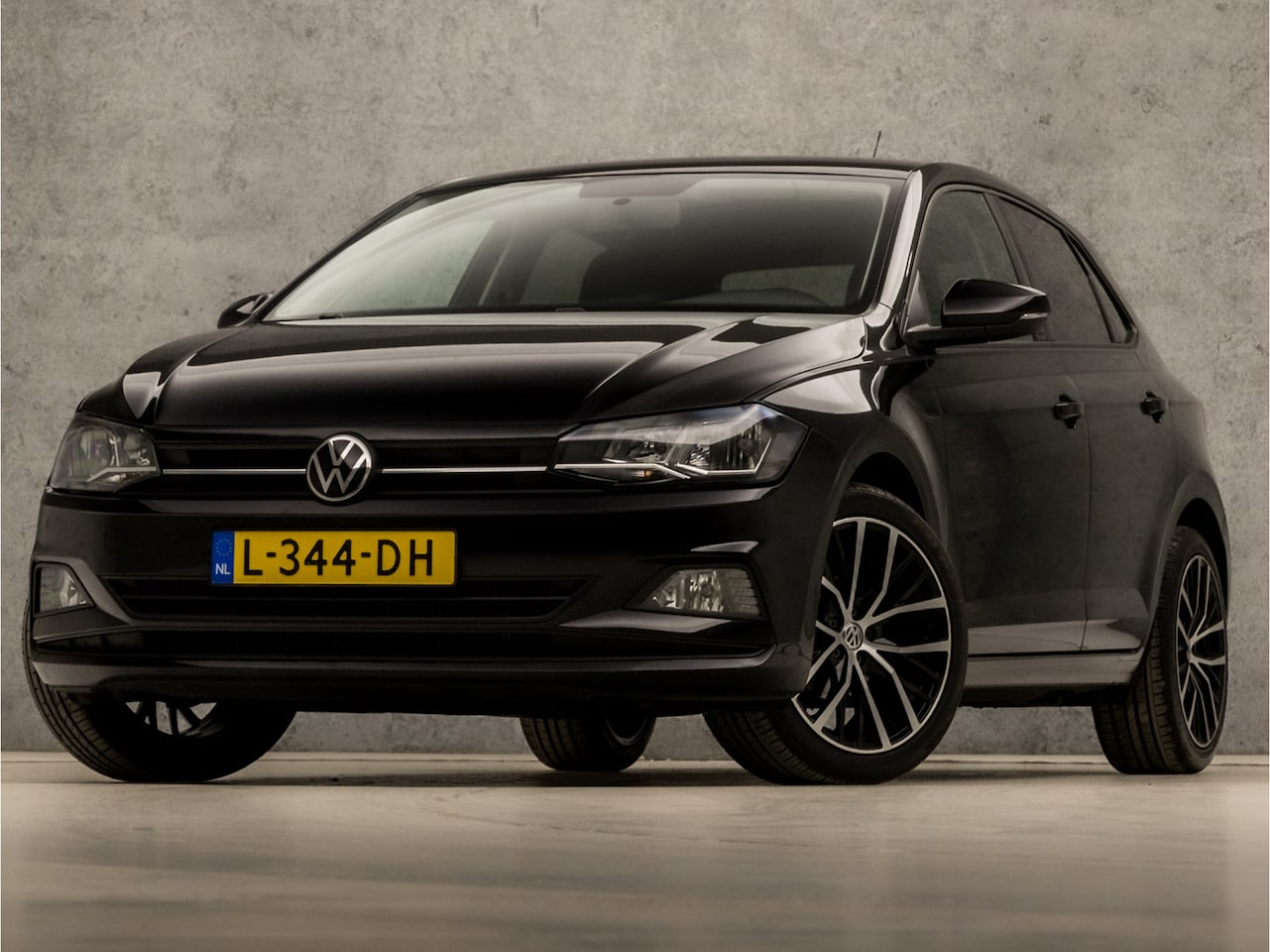 Volkswagen Polo - 1.0 TSI Sportline Automaat (APPLE CARPLAY, PARKEERSENSOREN, LM VELGEN, GETINT GLAS, SPORTS - AutoWereld.nl