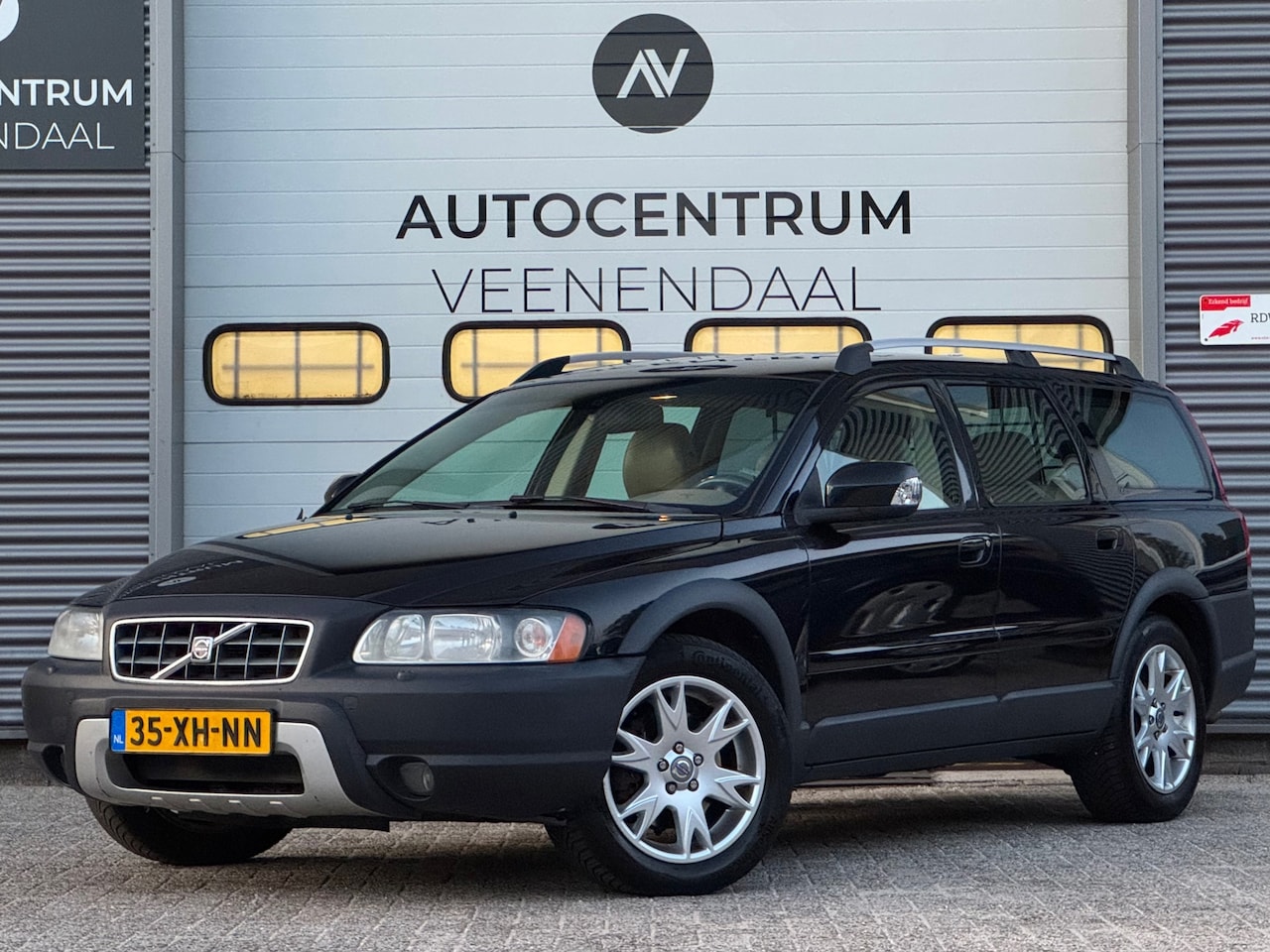 Volvo XC70 - 2.4 D5 AUT-6 Momentum APK 01-2026 LEDER/CRUISE/STOELV./ - AutoWereld.nl