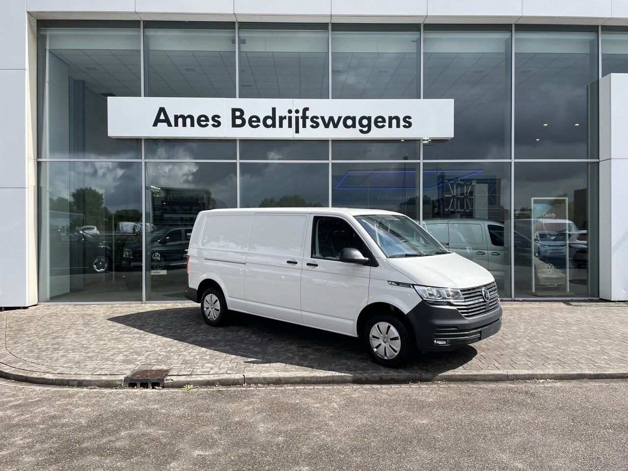 Volkswagen Transporter - 2.0 TDI L2H1 28 150PK Hand 3 zits | Achterklep met ruit | Cruise control - AutoWereld.nl