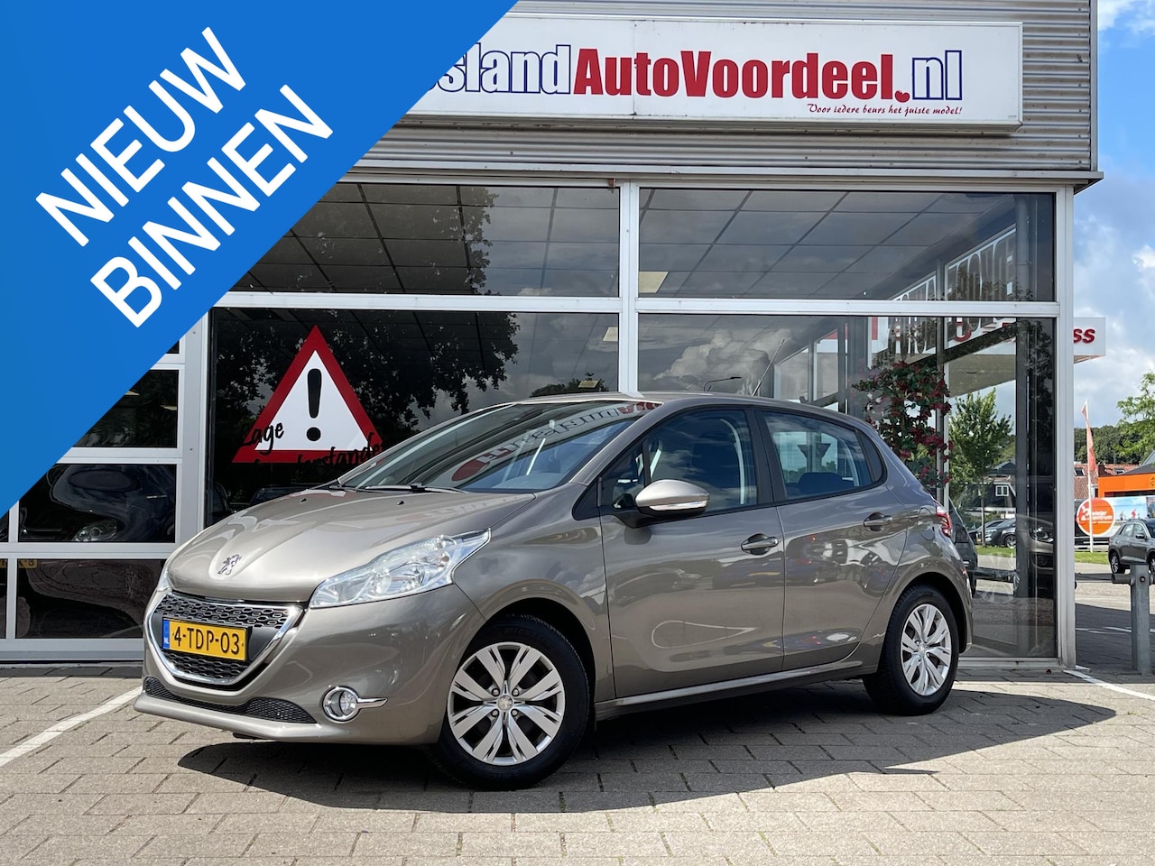 Peugeot 208 - 1.2 VTi Envy 5 Deurs / Cruise / Clima / 91.990 KM! / 2014 - AutoWereld.nl