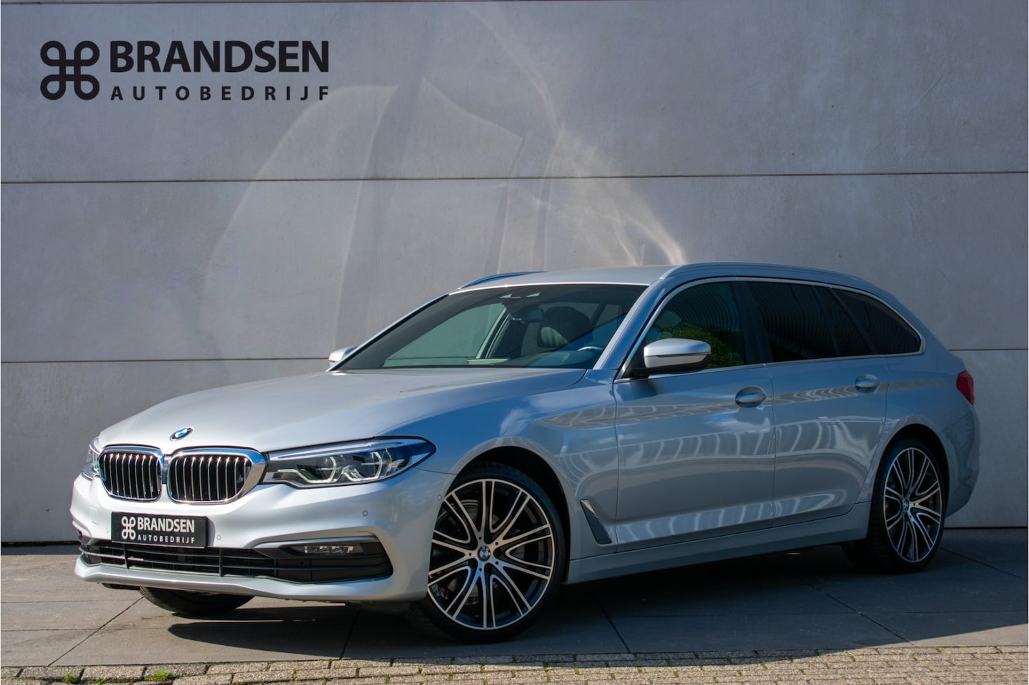 BMW 5-serie Touring - 520i High Executive Edition Trekhaak-20"-DAB-Leder- - AutoWereld.nl