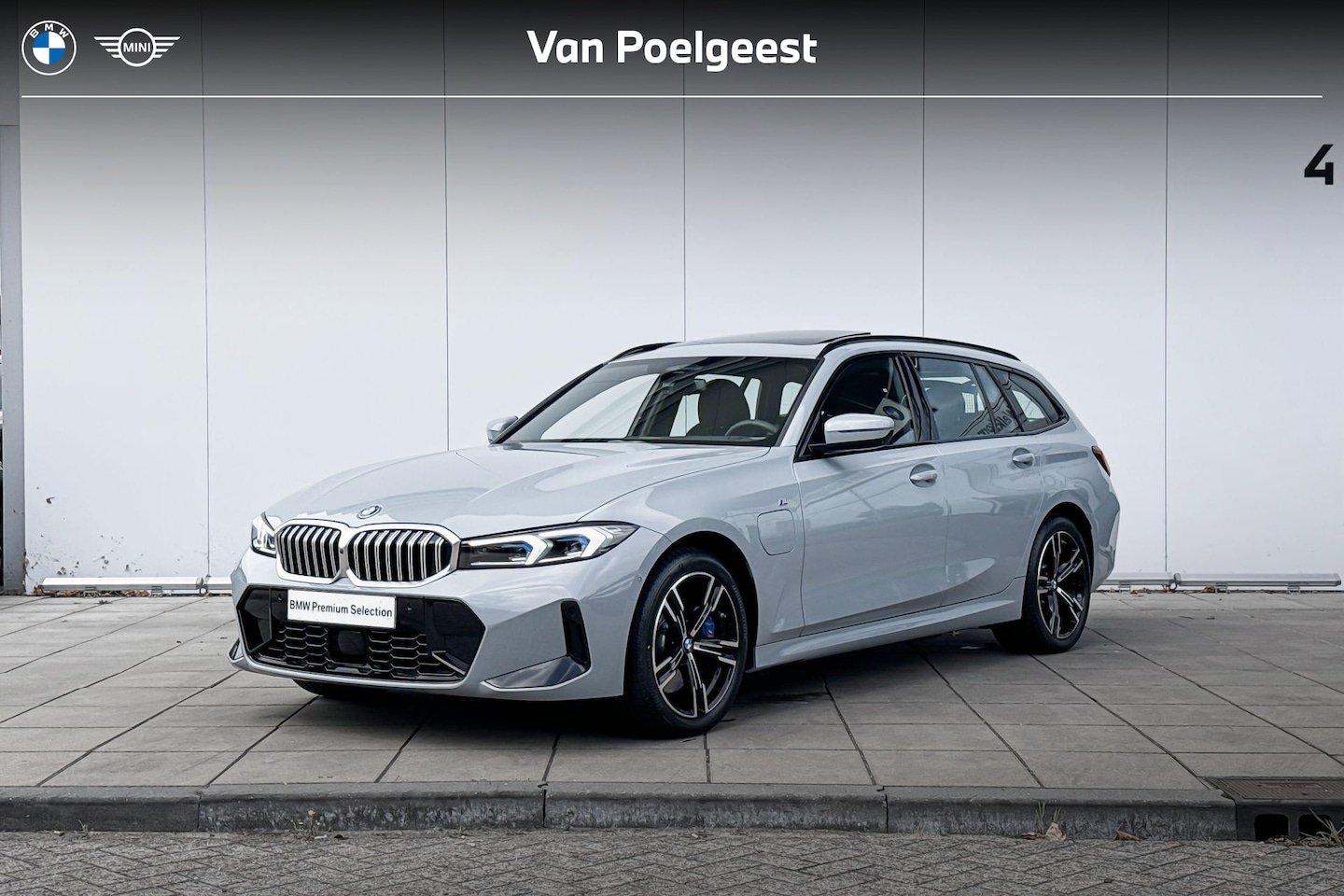 BMW 3-serie Touring - 330e M-Sport Electrische Zwenkhaak / Comfort Acces / Glazen Schuifdak / Binnen & Buitenspi - AutoWereld.nl