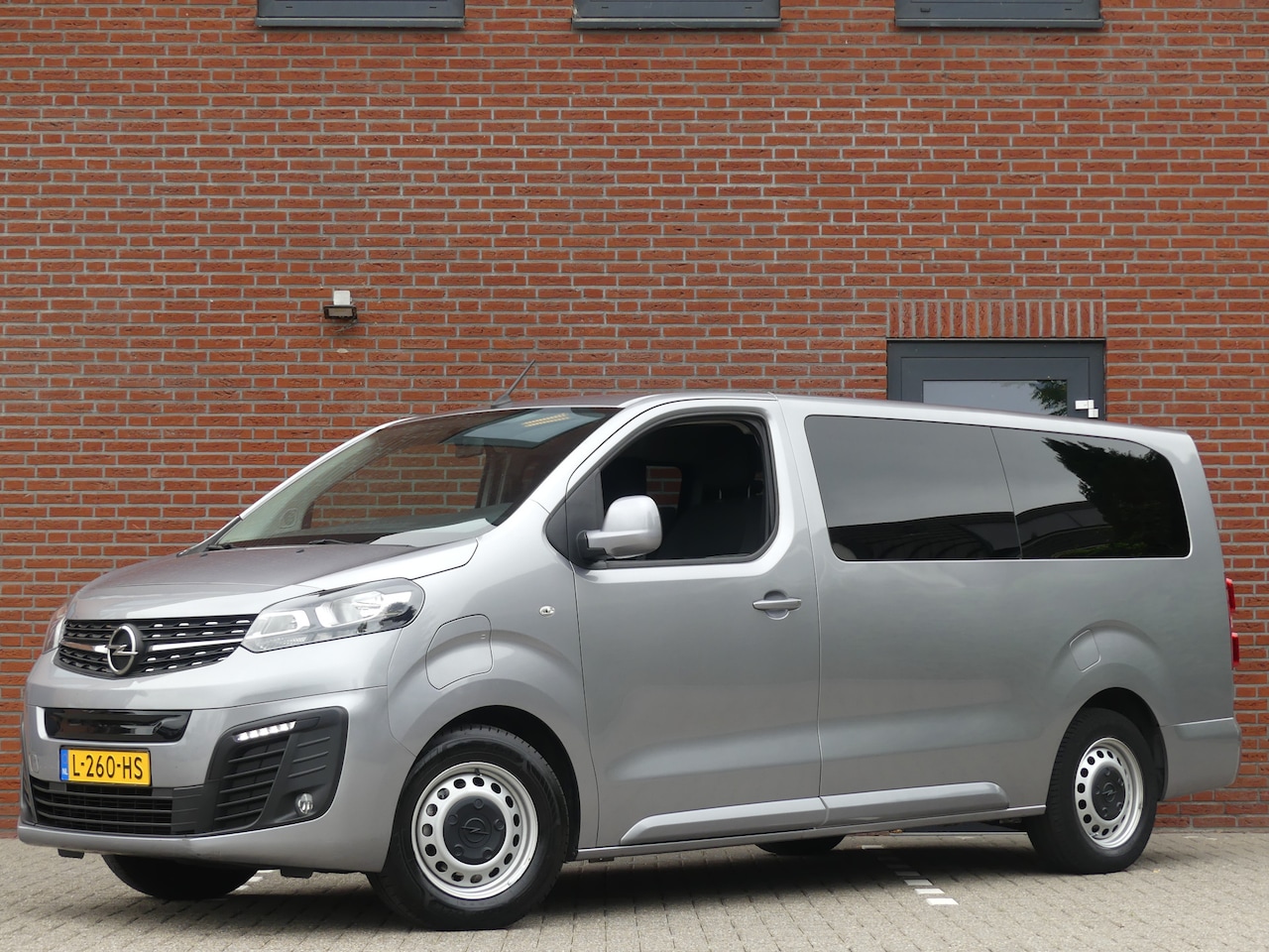 Opel Vivaro-e Combi - L2 75 kWh 9 Persoons Pano/PDC/Airco/Cruise control - AutoWereld.nl
