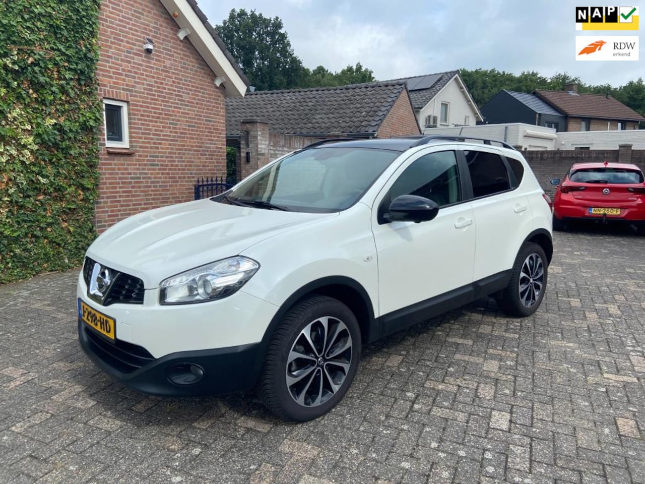 Nissan Qashqai - 2.0 360 camera parelmoer 2013 pano/navi/clima/cruis/18 inc - AutoWereld.nl