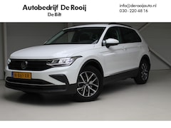 Volkswagen Tiguan - 1.5 TSI Life Navigatie | Trekhaak | All Season banden | DAB Radio |