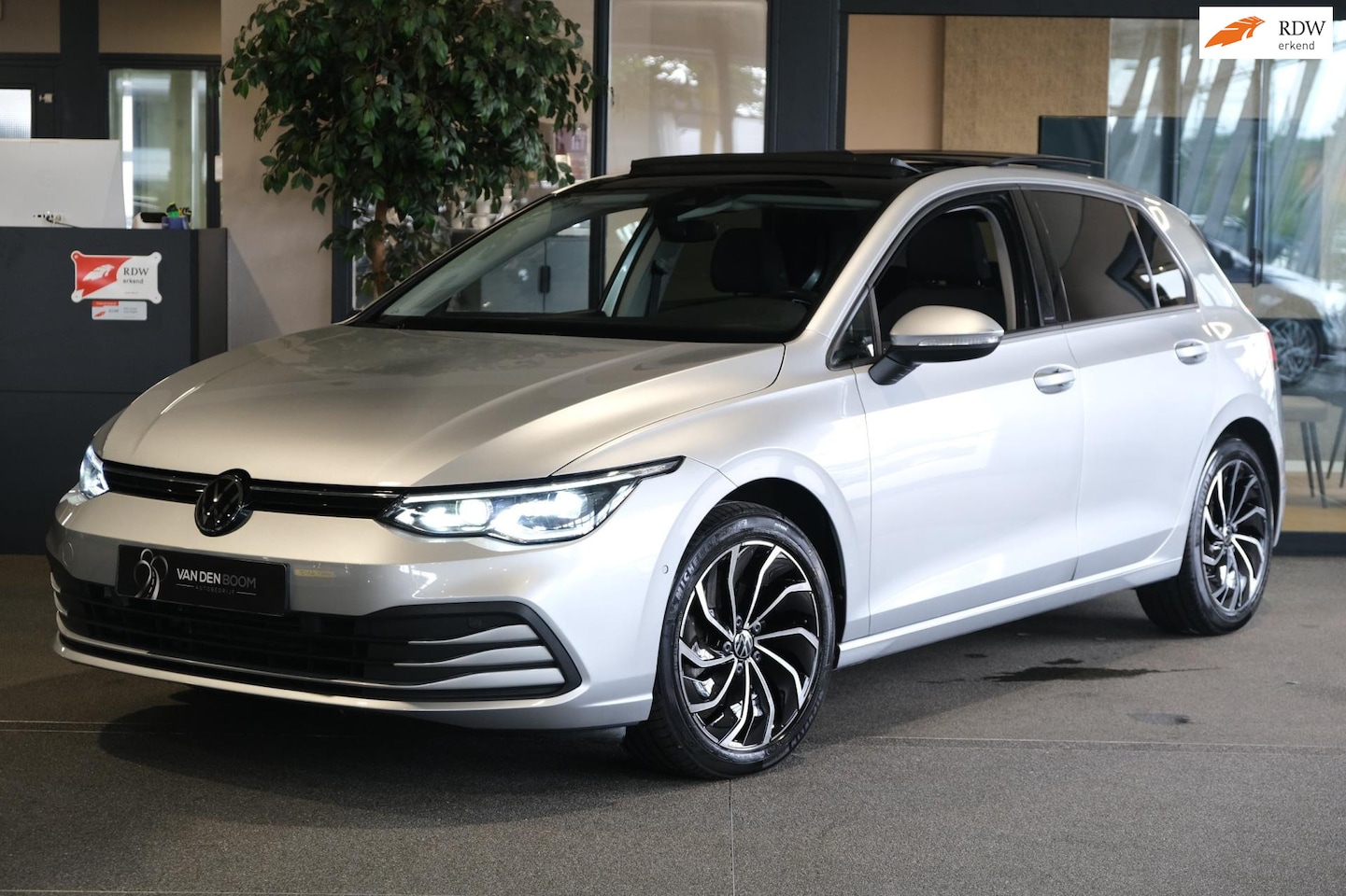 Volkswagen Golf - 1.5 eTSI Style DSG Pano Trek Navi Led Cam Pdc Acc Climate - AutoWereld.nl