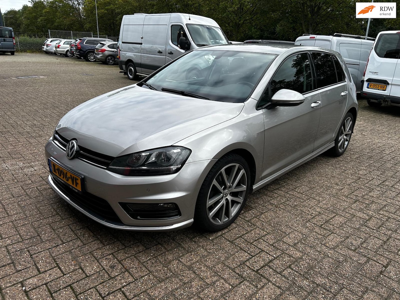 Volkswagen Golf - 1.6 TDI Highline Automaat - Airco/ Cruise/ Navi/ PDC - AutoWereld.nl