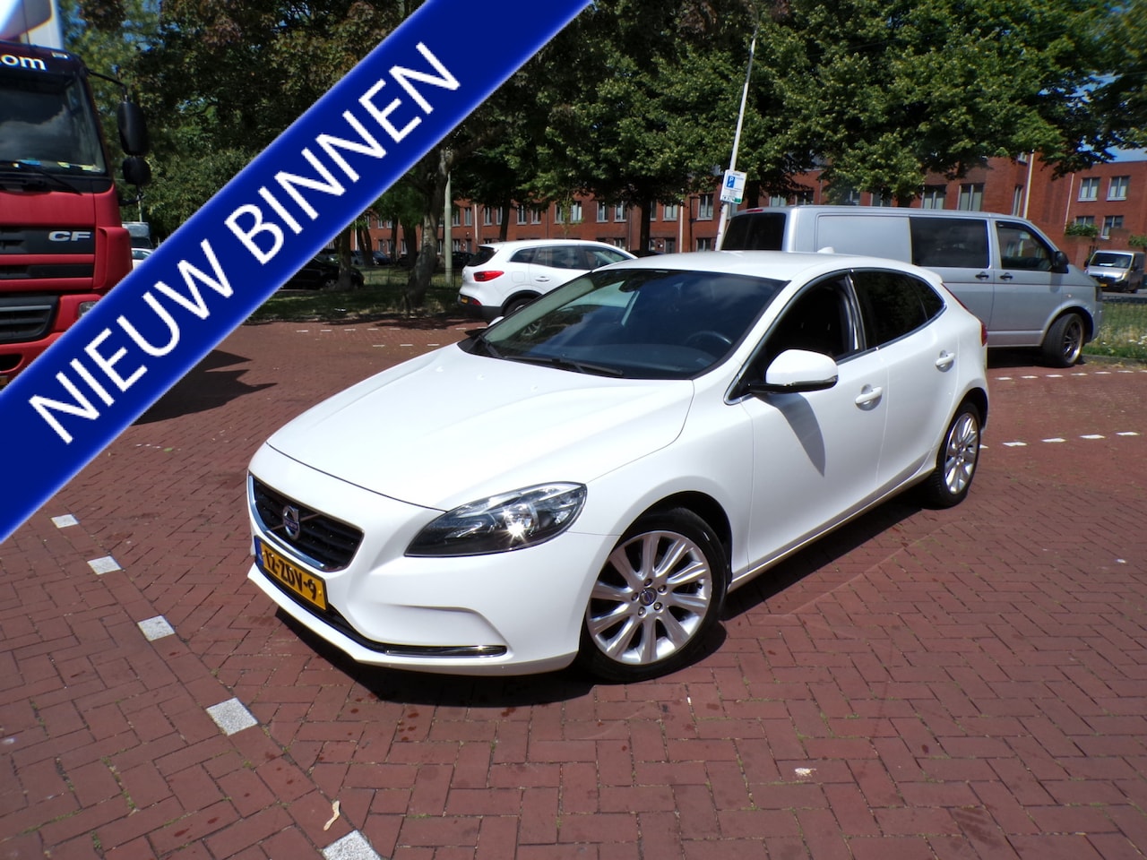 Volvo V40 - 1.6 D2 Momentum ORGINELE KM STAND NAP AANTOONBAAR...... - AutoWereld.nl