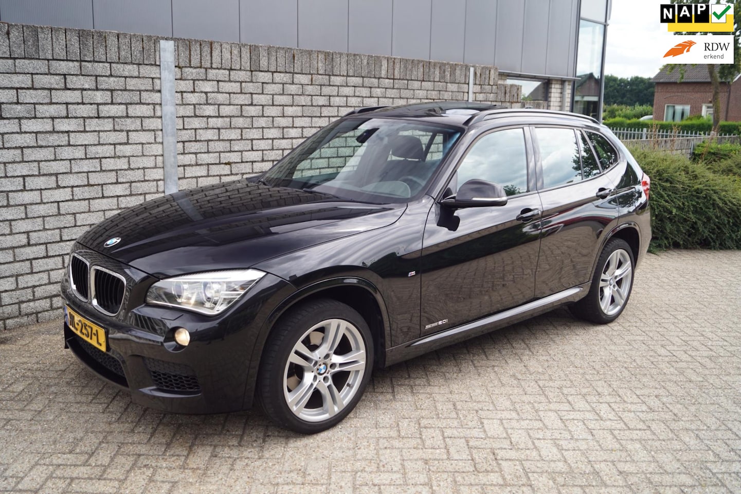 BMW X1 - SDrive20i High Executive M Sport Autom Alcantara Sportst Stoelverw Navi Clima Xenon Panoda - AutoWereld.nl
