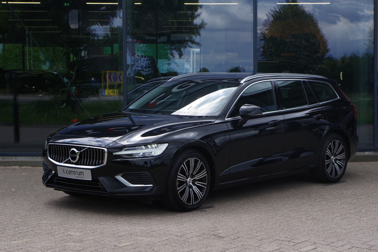 Volvo V60 - 2.0 T6 Recharge AWD Inscription Expression 2.0 T6 Recharge AWD 350 PK Inscription Expression PHEV, Camera, Winterpakket - AutoWereld.nl