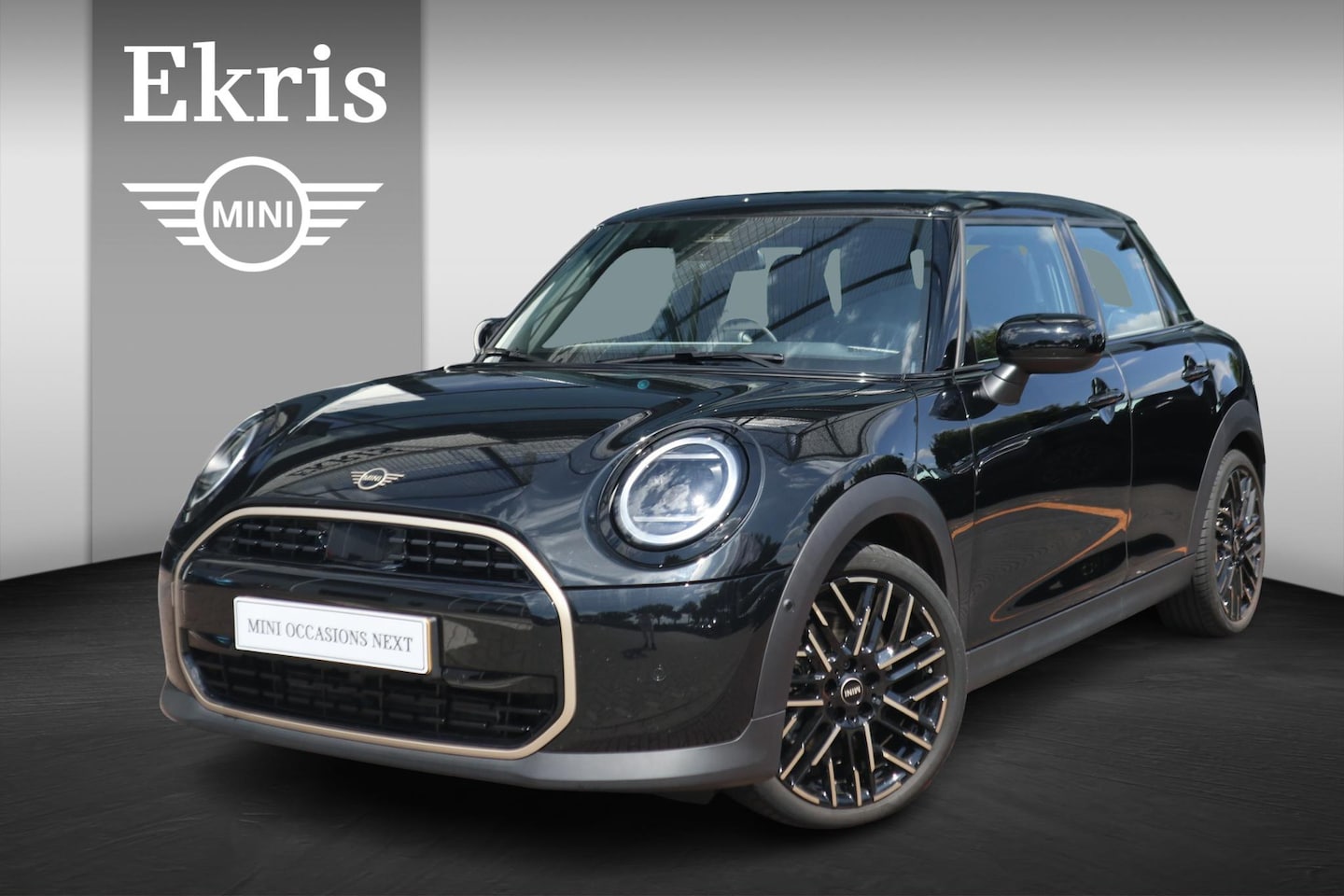 MINI Cooper - 5-deurs C / Favoured Trim + Pakket S - AutoWereld.nl