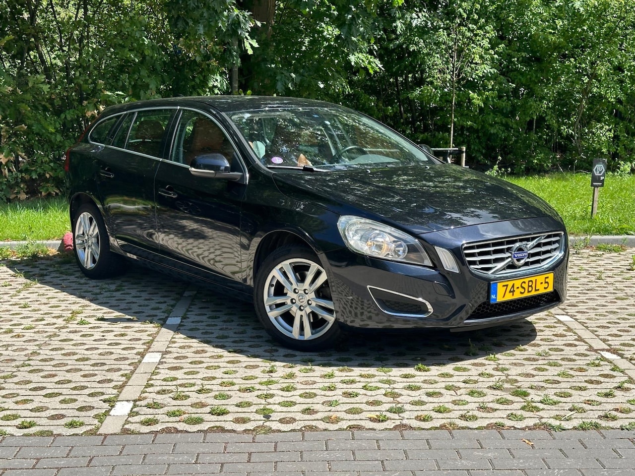 Volvo V60 - 1.6 T4 Momentum Trekhaak Leder - AutoWereld.nl