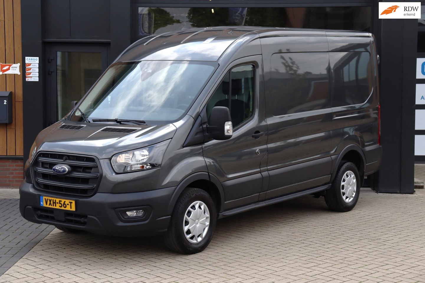 Ford Transit - 350 2.0 TDCI L2H2 Trend | Automaat | Apple Carplay | Cruise | Camera | Trekhaak | 3 Zits | - AutoWereld.nl