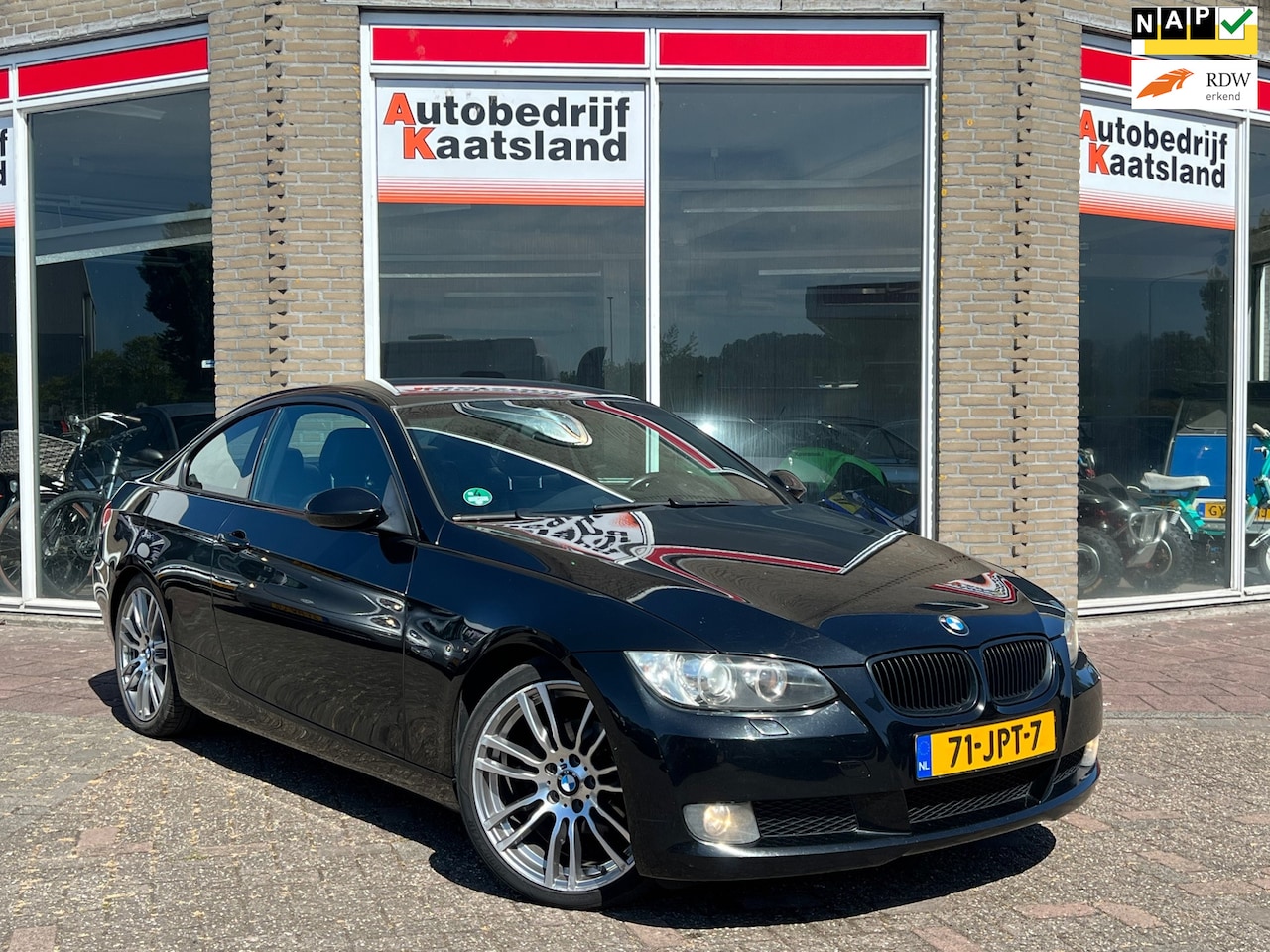BMW 3-serie Coupé - 320i Coupe - Leder - Navi - Xenon - 2009 - AutoWereld.nl
