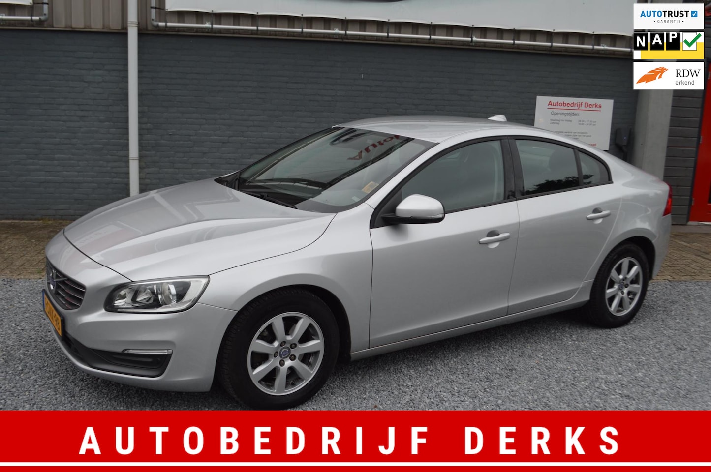 Volvo S60 - 1.6 T3 Kinetic AUT Airco Eerste Eigenaar Trekhaak Nieuwstaat - AutoWereld.nl