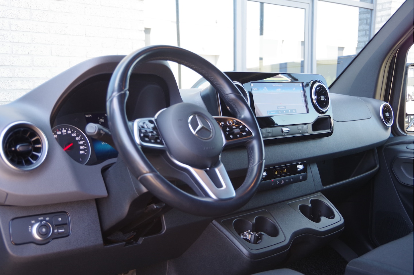 Mercedes-Benz Sprinter - 317 1.9 CDI L2H1 AUT. LED, MBUX 10'', 3.5T TREKHAAK, STANDKACHEL, STOELVERWARMING, NAVI, C - AutoWereld.nl