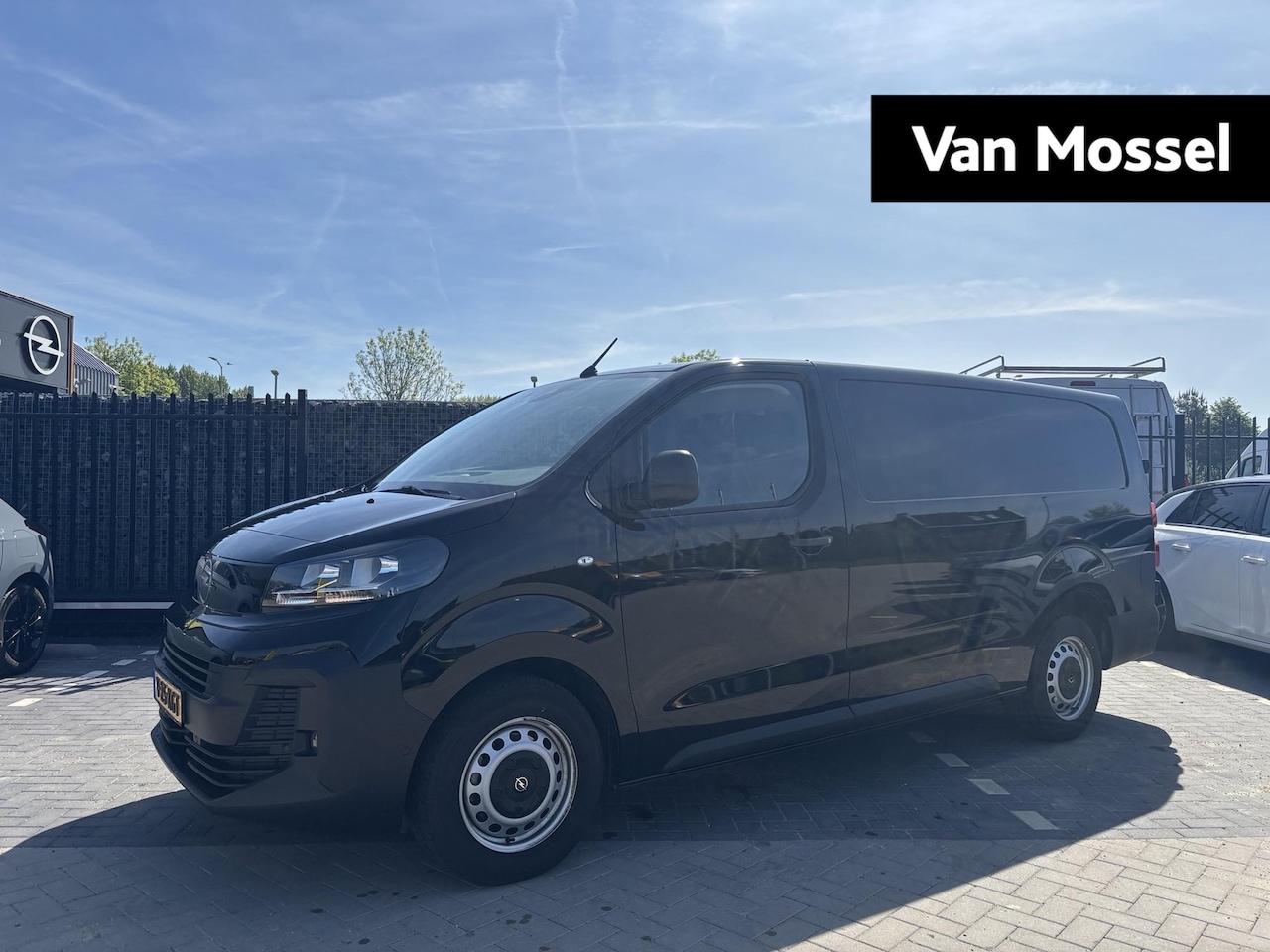 Opel Vivaro - 2.0 Diesel 145 L2 | Navigatie | Trekhaak | DEMO SALE - AutoWereld.nl