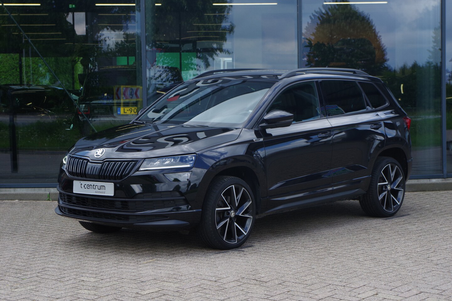 Skoda Karoq - 1.5 TSI ACT Sportline 150 PK Automaat BNS, Trekhaak, Keyless, Winterpakket, Camera - AutoWereld.nl